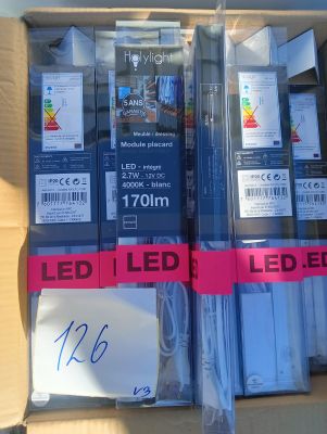 une boîte en carton contenant un ensemble d'appareils électroniques