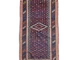 un tapis rouge et bleu orné d'un motif en forme de diamant