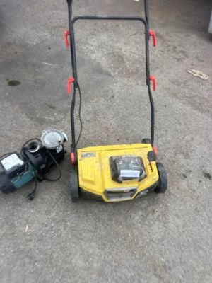 une tondeuse à gazon jaune posée par terre
