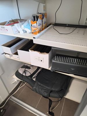 un bureau équipé d'un micro-ondes