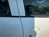 un chien assis sur le siège passager d'une voiture