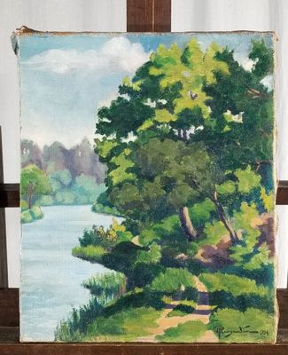 une peinture représentant une peinture d'une rivière et d'arbres posée sur un chevalet