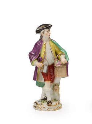 deux figurines représentant un homme avec un panier et un chien