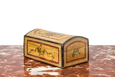 une petite boîte en bois posée sur une table en marbre