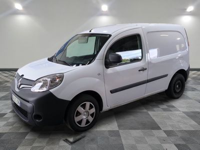 la photo d'une camionnette blanche sur un sol en damier
