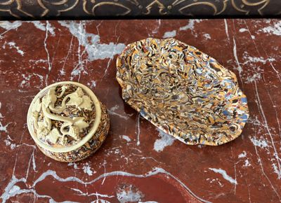 deux morceaux de savon posés sur une table en marbre