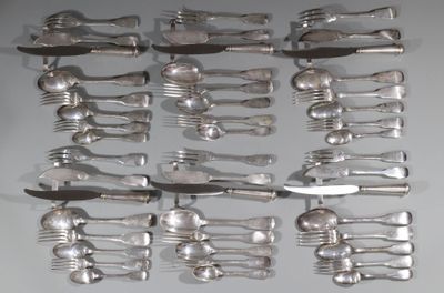 beaucoup de fourchettes et de cuillères sur la table