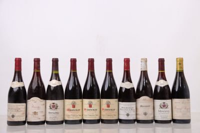 six bouteilles de vin alignées sur une table