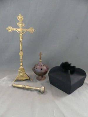 une croix, un crucifix, une boîte et une plume posés sur une table