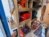 un garage rempli d'outils, avec des outils rangés sur les étagères