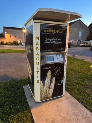 une machine qui se trouve sur le bord de la route