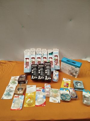 une table sur laquelle se trouvent de nombreux objets
