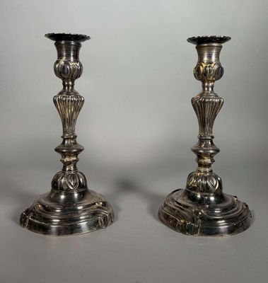 paire de bougeoirs anciens en argent sur socle, sur fond gris