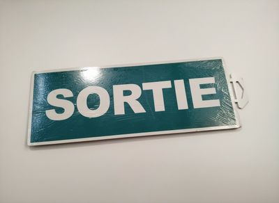un panneau sur lequel est écrit « sortie », posé sur une table