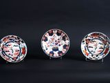 trois assiettes ornées de motifs différents, posées sur une surface noire