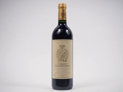 la bouteille de vin est posée sur une surface blanche