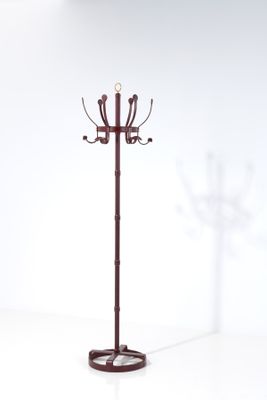 une image représentant un porte-manteau surmonté d'une lampe