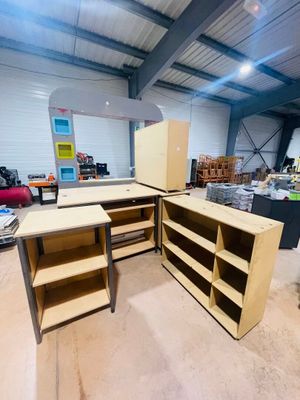 une pièce contenant beaucoup de meubles