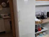 une photo d'une cuisine avec un réfrigérateur à l'intérieur