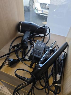 de nombreux sèche-cheveux posés sur une caisse en bois
