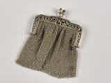 un sac à main ancien en maille d'argent, muni d'une anse en chaîne et d'un fermoir