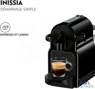 une image d'une machine à café noire avec une tasse de café