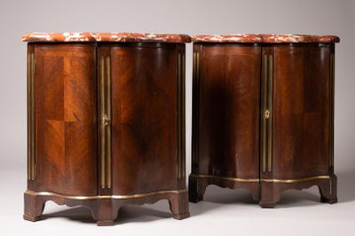 paire de tables de chevet du XIXe siècle en acajou avec plateau en marbre