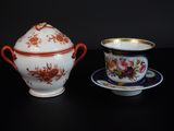 deux tasses et une soucoupe posées sur une table