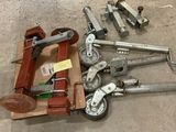 un grand nombre d'outils posés sur le sol