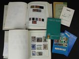 un grand nombre de livres posés sur une table
