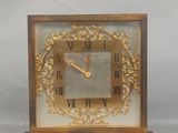 une horloge en or avec des chiffres romains
