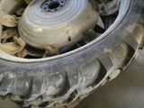 un pneu monté sur une roue dans un garage