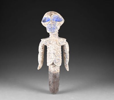 une image représentant une figurine d'un homme aux yeux bleus