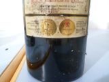 une bouteille de vin posée sur une table avec des baguettes