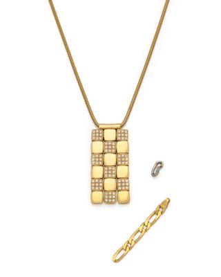 un ensemble composé d'un collier et de boucles d'oreilles en or, avec une chaîne en or