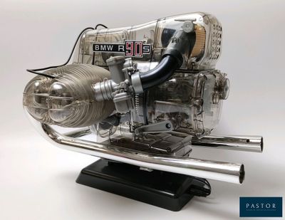 une maquette de moteur à réaction exposée sur un socle