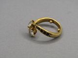 une image représentant une bague en or sertie de pierres noires et blanches