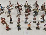 un grand nombre de figurines sur une table