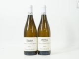 deux bouteilles de vin posées l'une à côté de l'autre sur une table