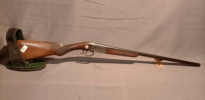 un fusil posé sur une table