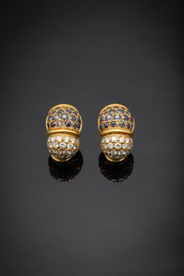 une paire de boucles d'oreilles en saphir et diamant
