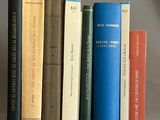 de nombreux livres alignés sur une étagère