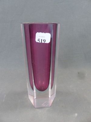 un vase violet sur lequel est apposée une étiquette de prix