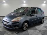la citrole grise est garée dans le garage sur un sol en damier
