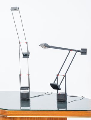 deux lampes de bureau posées sur une table en verre