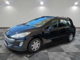 la voiture noire est garée dans le garage sur le sol en damier