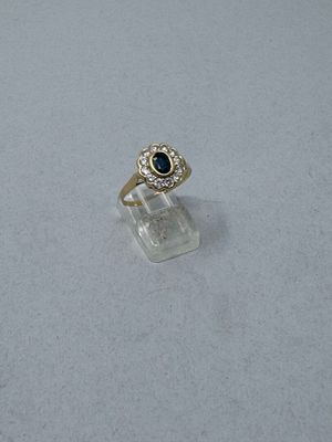 l'image d'une bague contenant une pierre bleue