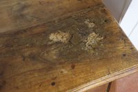 Commode tombeau en noyer mouluré sur bâti sapin ouvrant par … (photo 5)