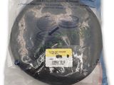 un gros plan sur un sac en plastique contenant un objet noir