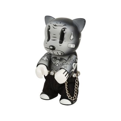 une figurine de chat noire et argentée avec une chaîne autour du cou